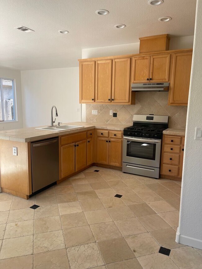Building Photo - Beautiful 3-Bedroom Family Home in Desirable Northeast Stockton