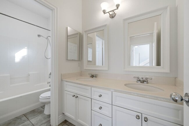 Building Photo - Beautiful 3 Bedroom 2.5 Bath Single Family...