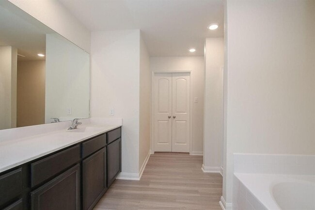Building Photo - 328 Spanish Stone Dr