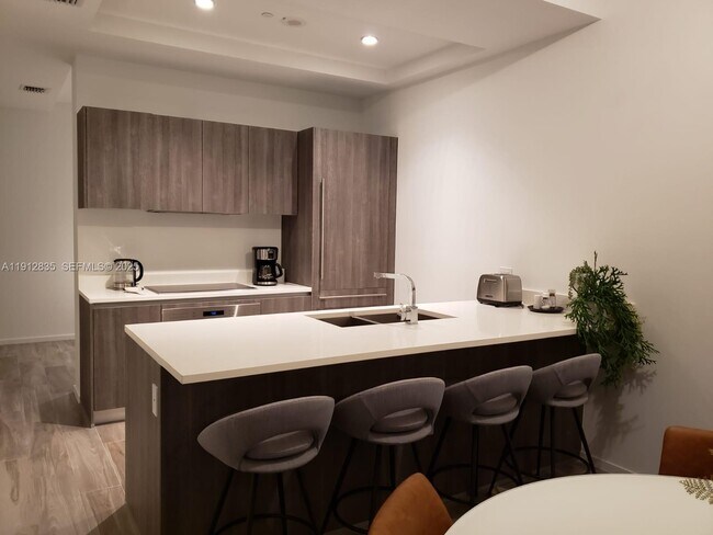 Building Photo - 801 S Miami Ave