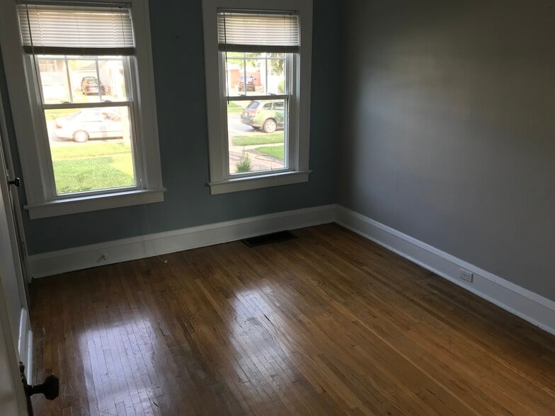 Building Photo - 1533 Warren Rd