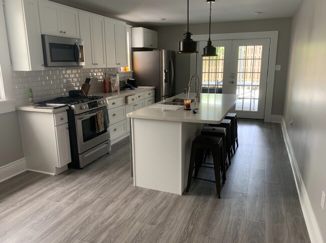 Building Photo - Charming Duplex in the Heart of Uptown New...