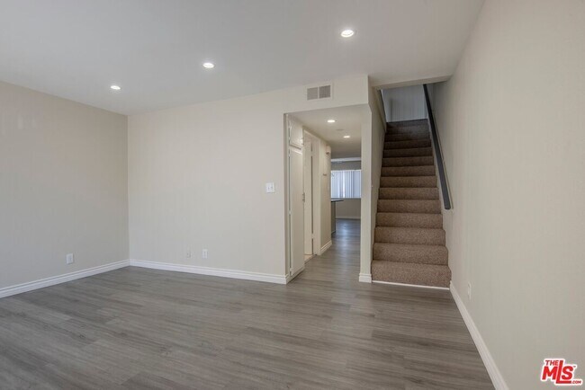 Building Photo - 11701 Oxnard St