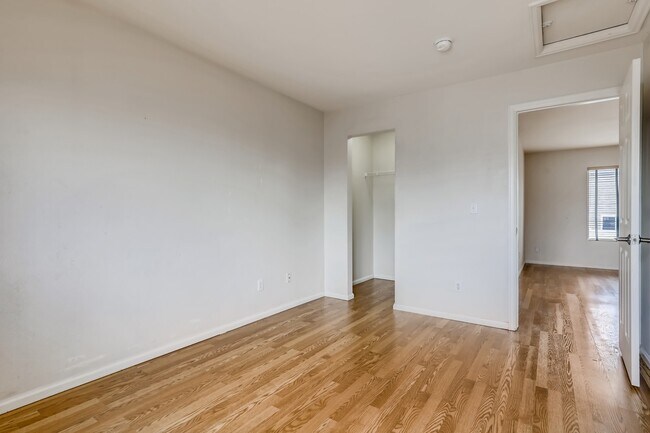 Bedoom w Walk in closet - 5120 Perth St