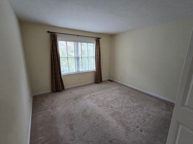 Building Photo - Charming Townhome in Park Forest Village -...