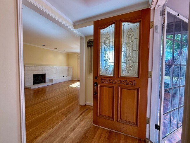 Building Photo - Beautifully Renovated Single-Family Home i...