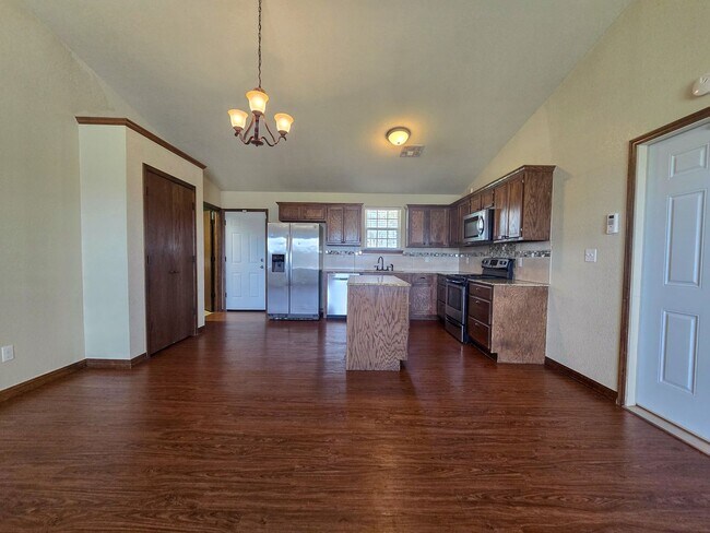 Building Photo - 3 bed 2 bath home in Tecumseh!
