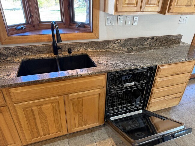 Building Photo - 3 Bed 2 Bath Large Semi-Rural Modern Beautiful Home