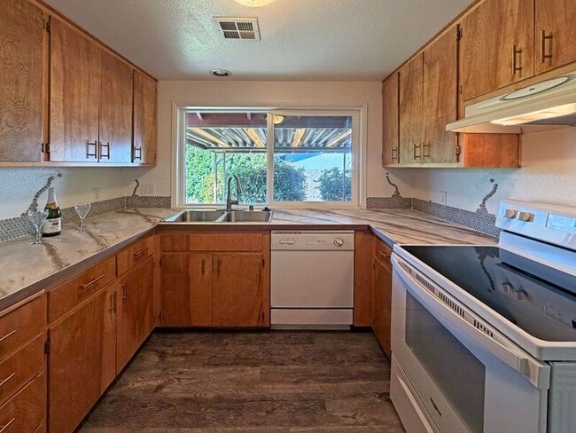 Building Photo - 184 Lynnbrook Dr