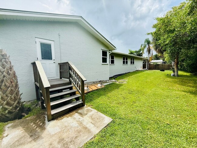 Building Photo - Boater's Dream: 4/2.5/3CG home in exclusiv...