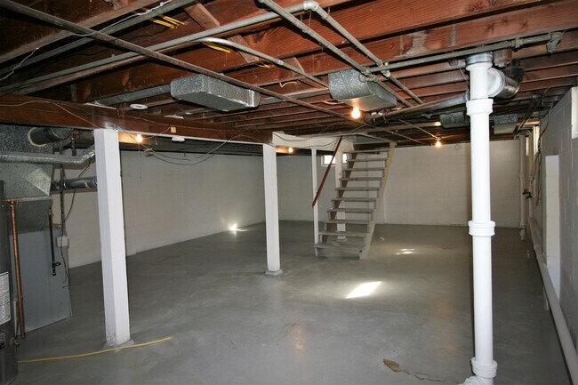 Building Photo - Cozy 3 bedroom home in Bettendorf-6 month lease option