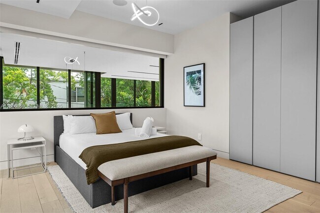 Building Photo - 3306 NE 16th St