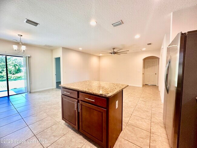 Building Photo - 1385 Fuji Dr