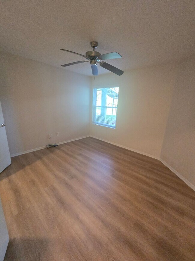 Building Photo - 2577 Grassy Point Dr