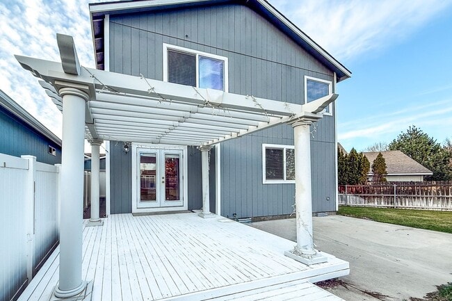 Building Photo - South Richland 4-Bedroom Home With Large Backyard