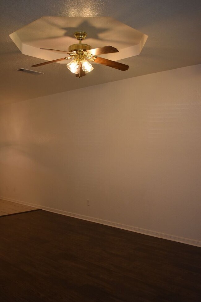 Building Photo - 910 Rebecca Ln