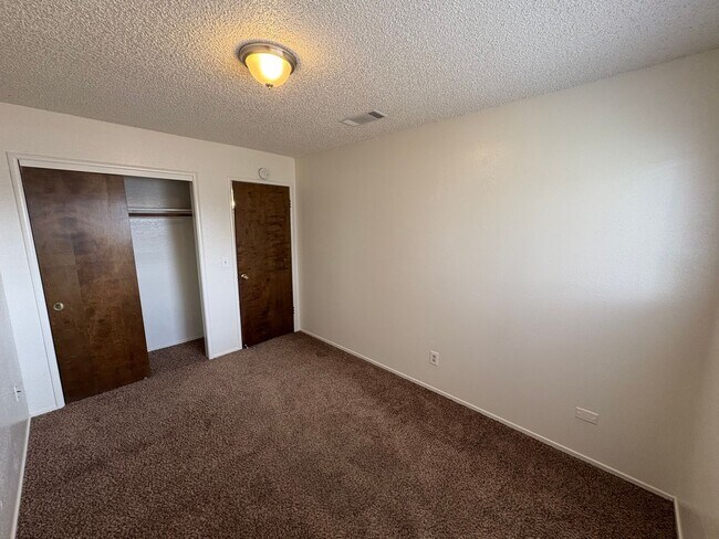 Building Photo - SW Visalia Home Available Now!