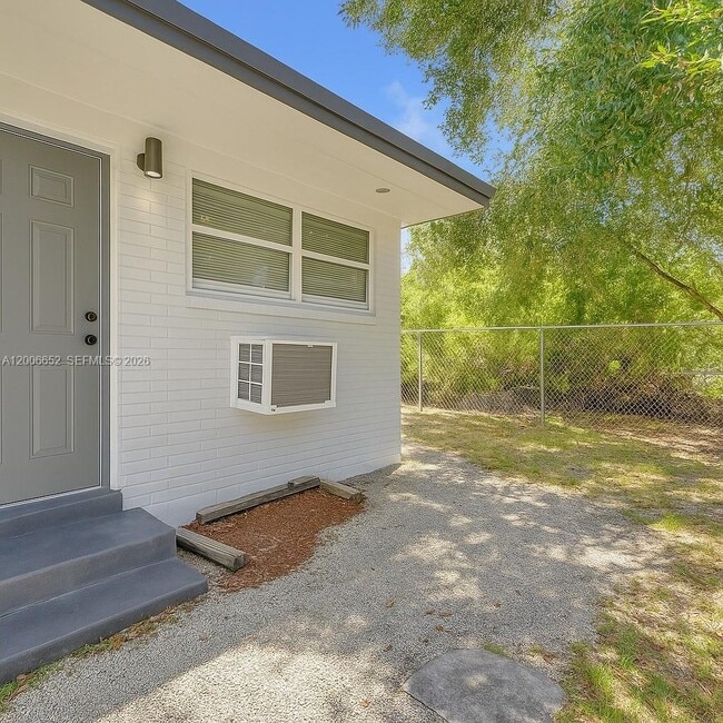 Building Photo - 105 NW 14th Way