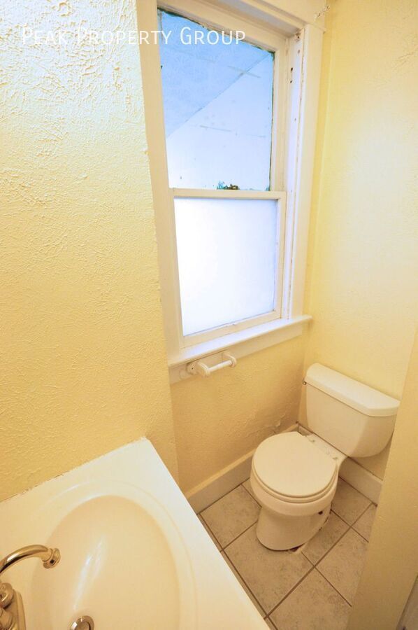 Building Photo - 2074-2078 Summit Street-2078 Summit Street- 4 bedroom