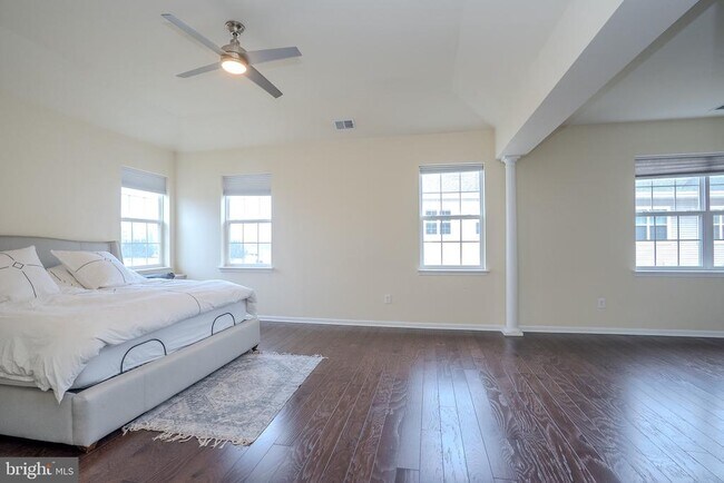 Building Photo - 1802 Yearling Ct
