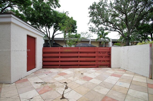 Building Photo - 3010 Willow Ln