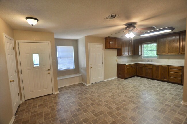 Building Photo - FOR LEASE! 3 BR - 2 BA - 1 Car Garage - Br...