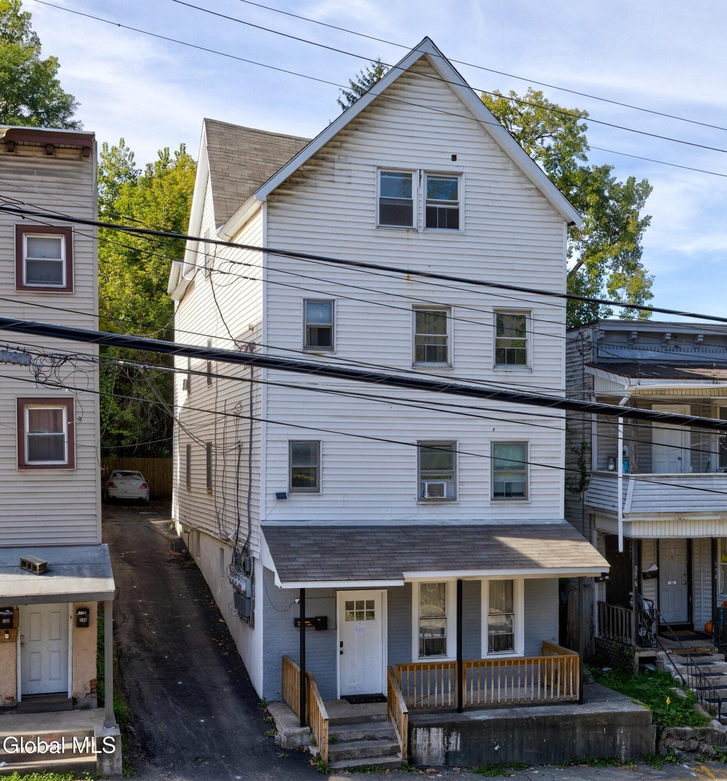 Building Photo - 578 Crane St