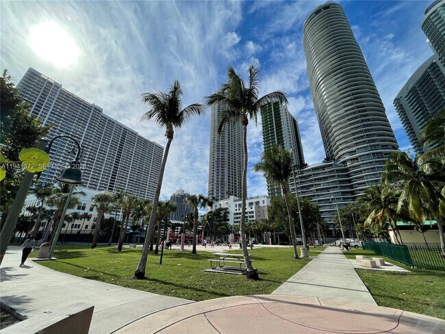 Building Photo - 1750 N Bayshore Dr