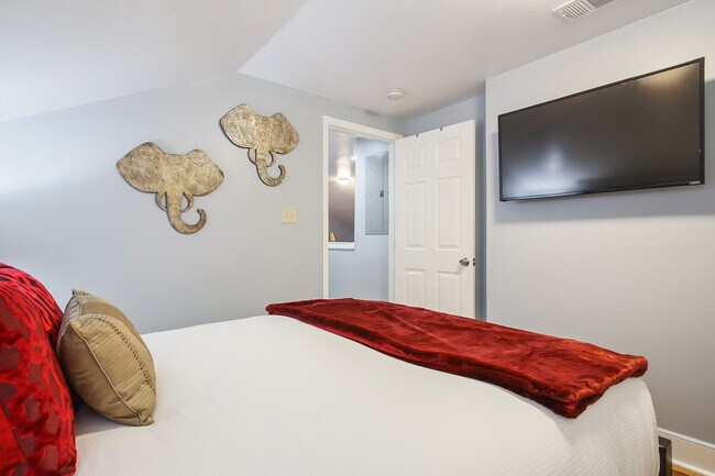 Primary Photo - 2336 St Thomas St