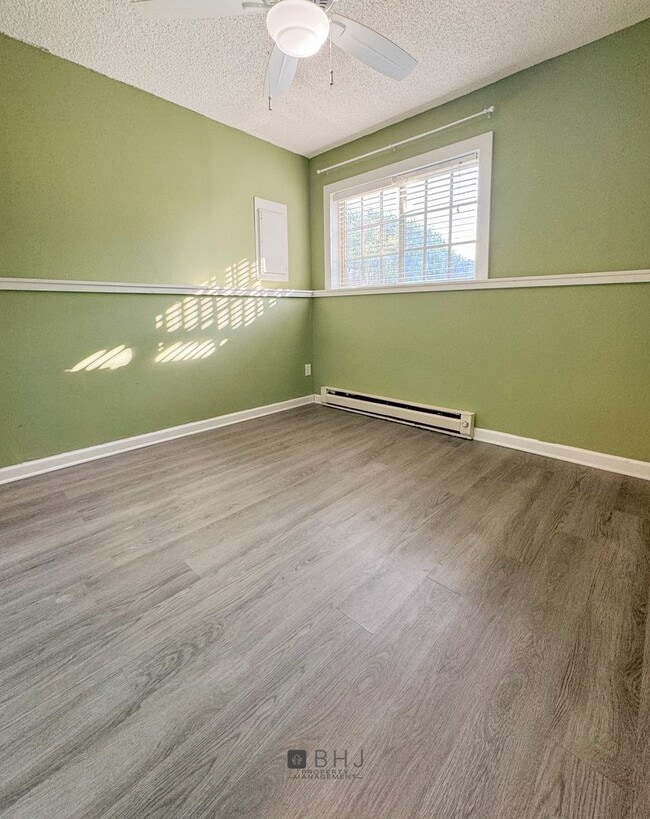 Building Photo - 3 Bedroom/ 1.5 Bath Townhouse for rent!