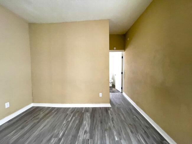 Building Photo - 722 S Hackley St