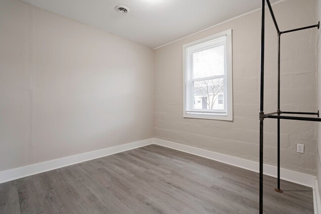 Building Photo - Charming Apartment Downtown Columbia - Hou...