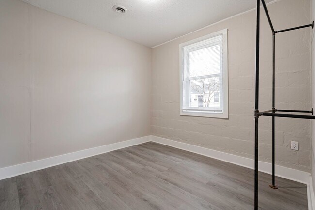 Building Photo - Charming Apartment Downtown Columbia - Housing Vouchers Accepted!