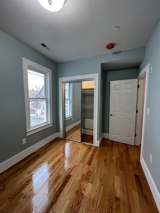 Building Photo - Large 2 Bedrooms Plus a Bonus Room. 2 Full...