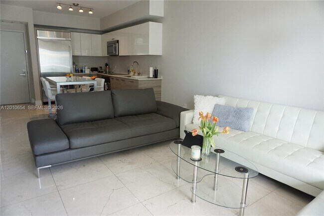 Building Photo - 1300 Brickell Bay Dr