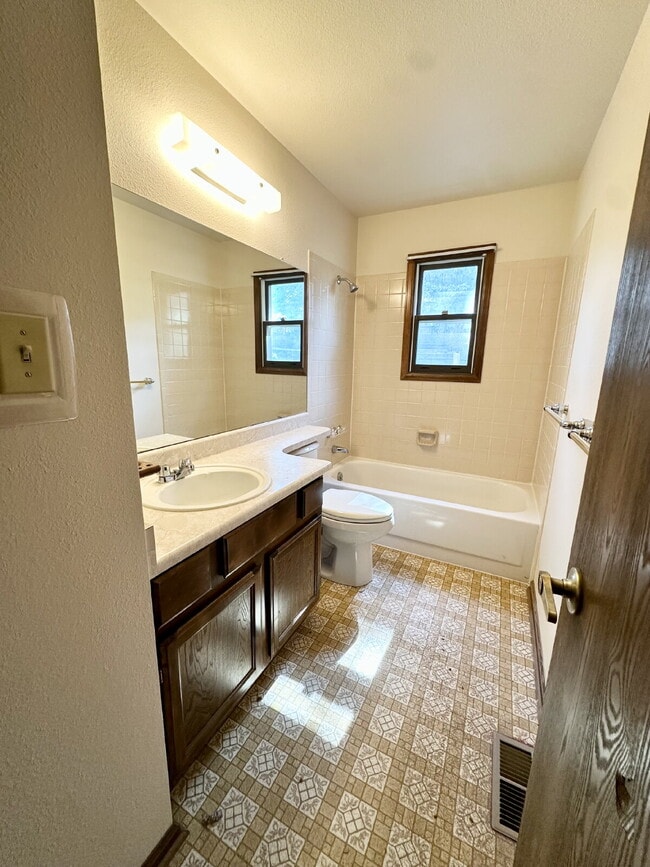 Building Photo - "Spacious 4-Bedroom Retreat with 2.5 Baths...