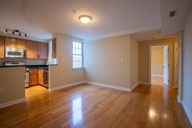 Building Photo - Lovely 1 BR/1 BA Condo in Columbia Heights!