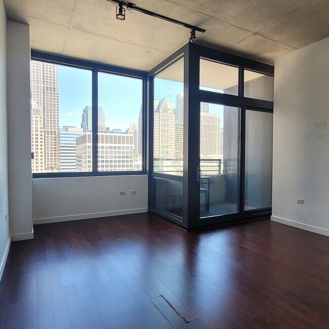 Building Photo - 235 W Van Buren St