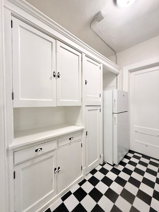 Building Photo - Unique Studio w/ Hardwoods in Small 1920's Complex