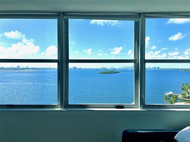 Primary Photo - 11930 N Bayshore Dr