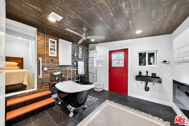 Building Photo - 1200 Tamarind Ave