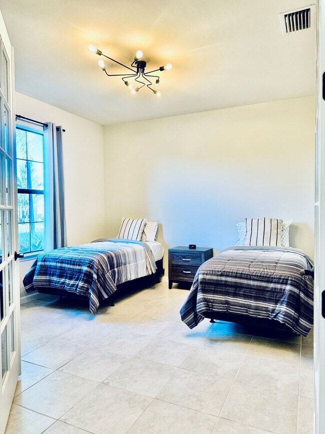 Building Photo - Fully Furnished Seasonal Rental Home & DOG FRIENDLY! AVAIL NOW