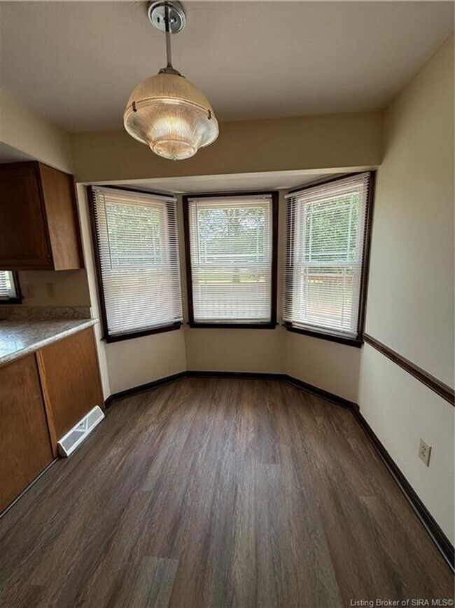 Building Photo - Golf course views in Floyds Knobs!