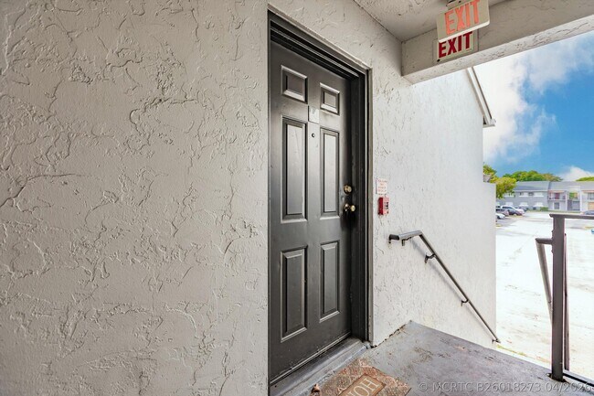 Building Photo - 1153 Lake Victoria Dr