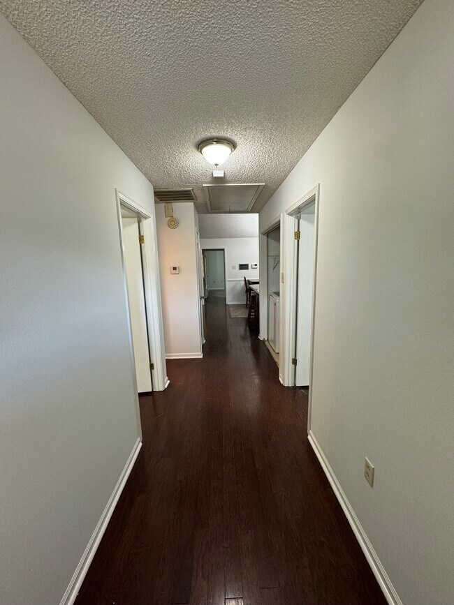 Building Photo - 350 Meadow Crossing Dr
