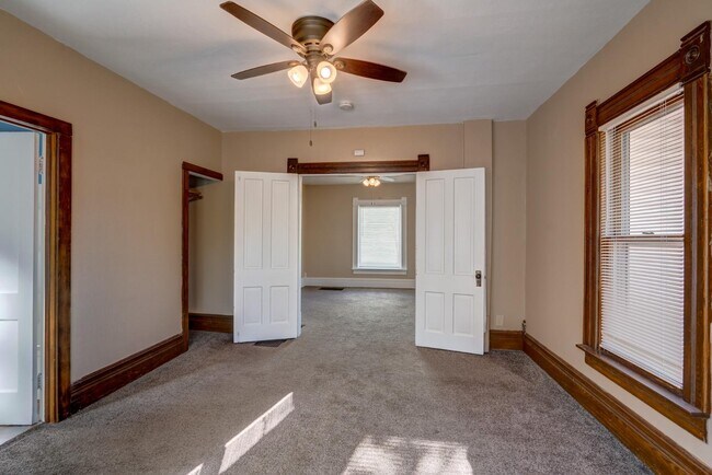 Building Photo - 427 Vernal Ave