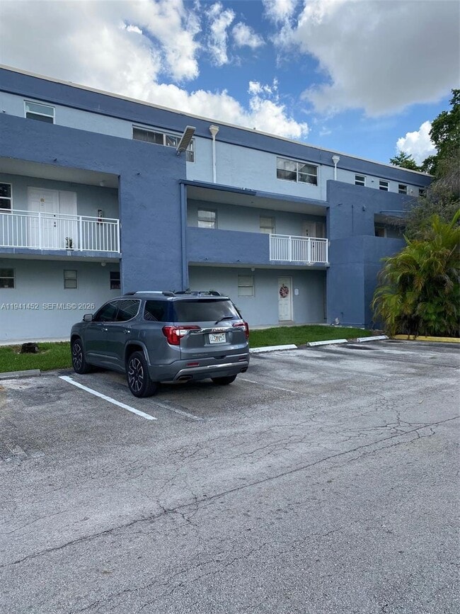 Building Photo - 9373 Fontainebleau Blvd