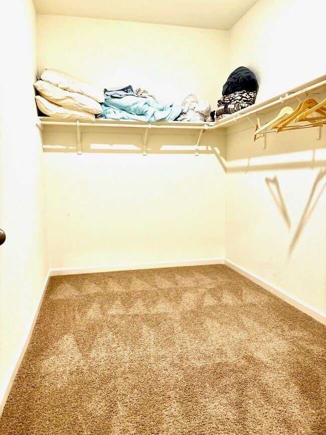 Building Photo - 10424 Skynyrd Way