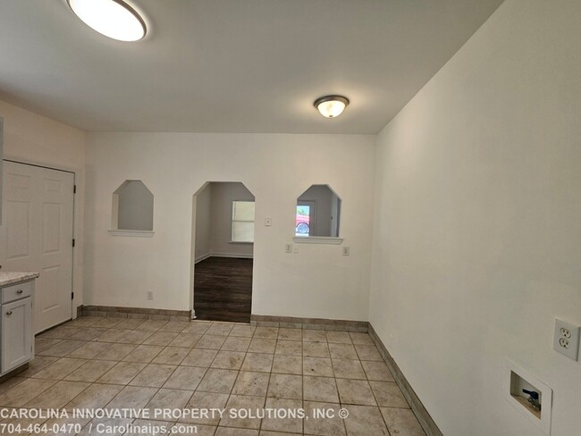 Building Photo - 610 N Pear St