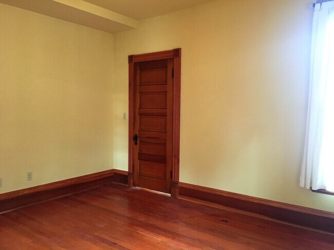 Building Photo - Northwest Area 4 Bedroom 2 Bath Bungalow